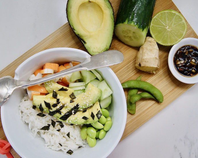 Poke bowl avocat, crabe et riz
