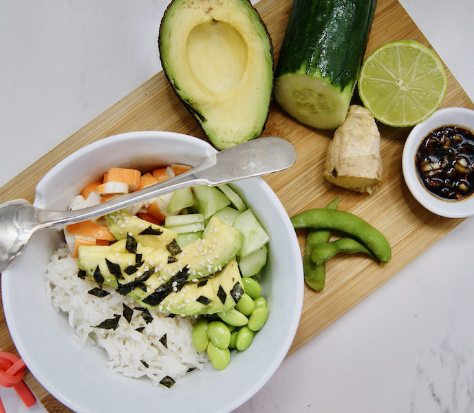 Poke bowl avocat, crabe et riz
