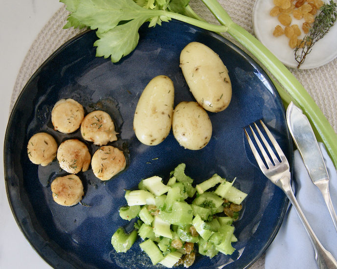Noix de Saint Jacques, salade de céleri et raisins secs