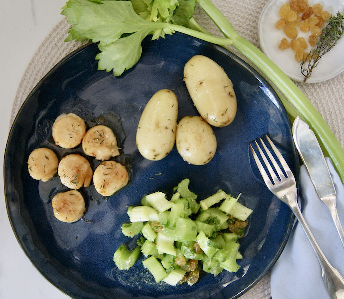 Noix de Saint Jacques, salade de céleri et raisins secs