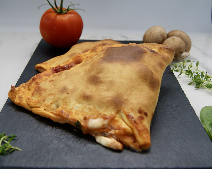 Pizza calzone aux champignons et épinards