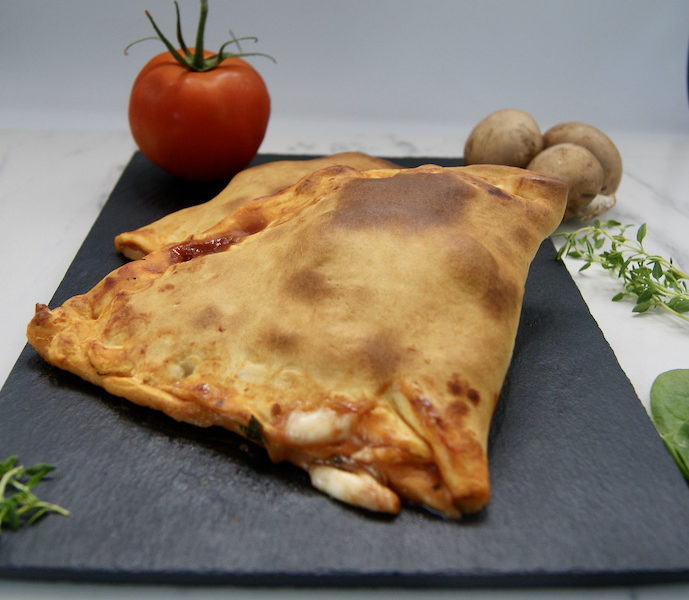 Pizza calzone aux champignons et épinards