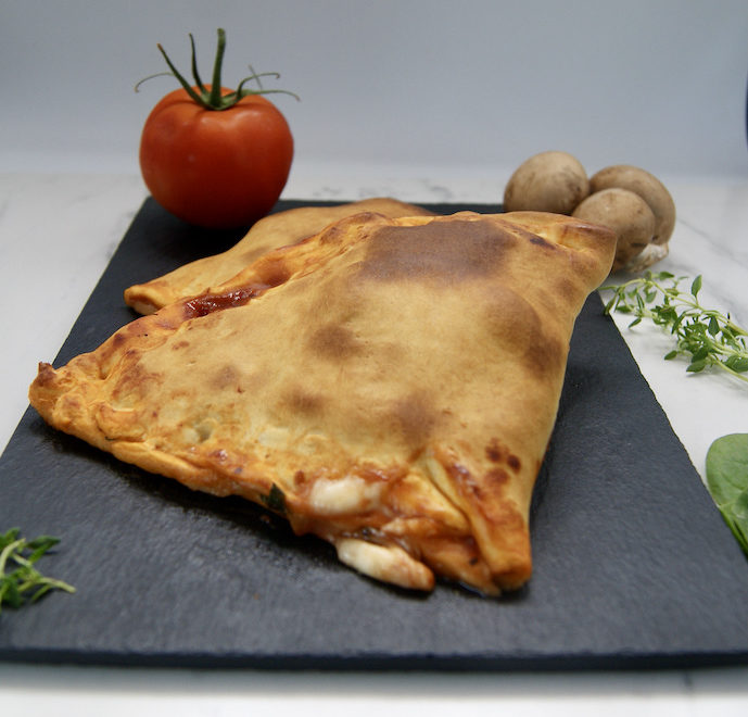 Pizza calzone aux champignons et épinards