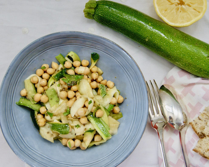 Salade de tagliatelles de courgettes et de pois chiches