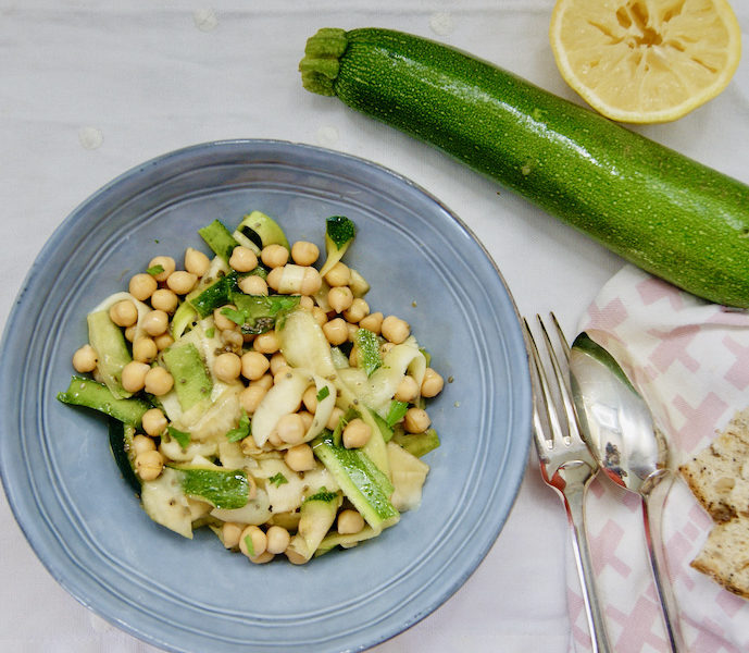 Salade de tagliatelles de courgettes et de pois chiches