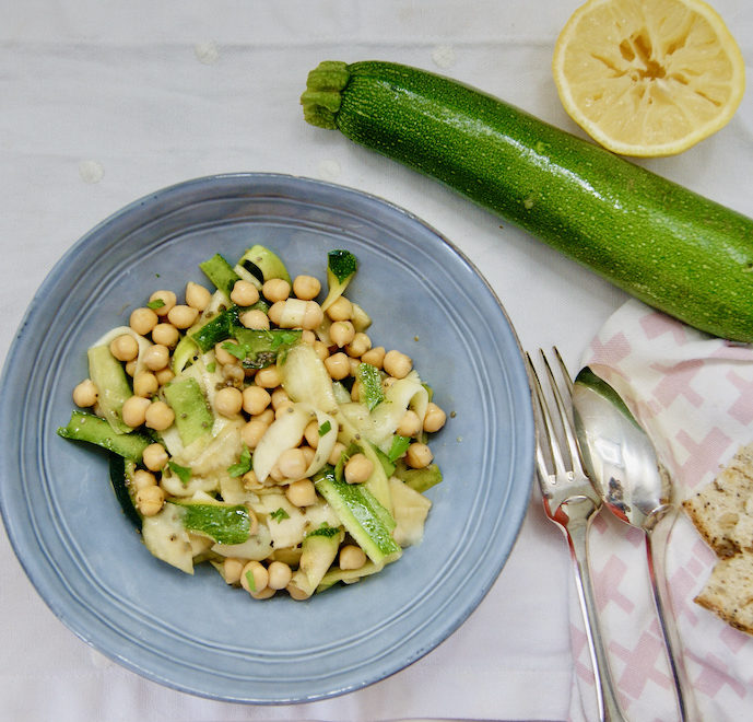 Salade de tagliatelles de courgettes et de pois chiches