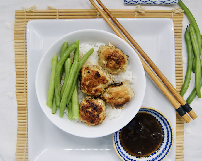 Boulettes de poulet au saké et haricots verts
