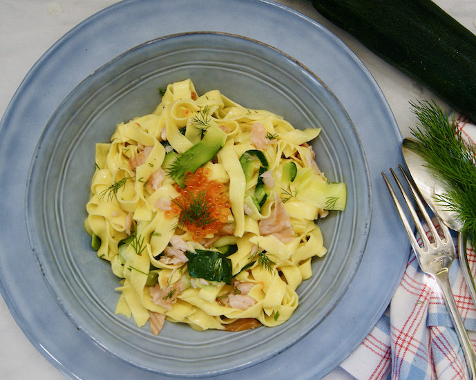 Salade de pâtes aux courgettes et au saumon fumé