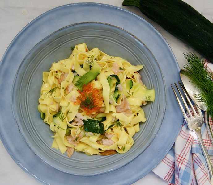Salade de pâtes aux courgettes et au saumon fumé