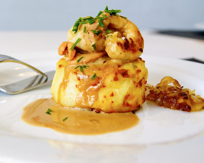 Crevettes poêlées, gratin dauphinois et compotée d’échalotes