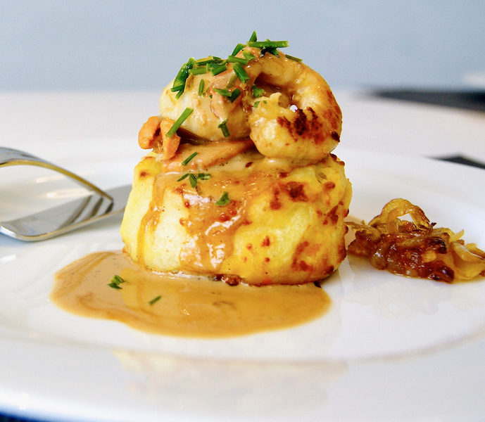 Crevettes poêlées, gratin dauphinois et compotée d’échalotes