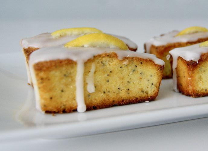 Mini-cakes glacés au citron et graines de pavot