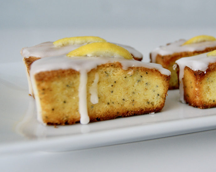 Mini-cakes glacés au citron et graines de pavot