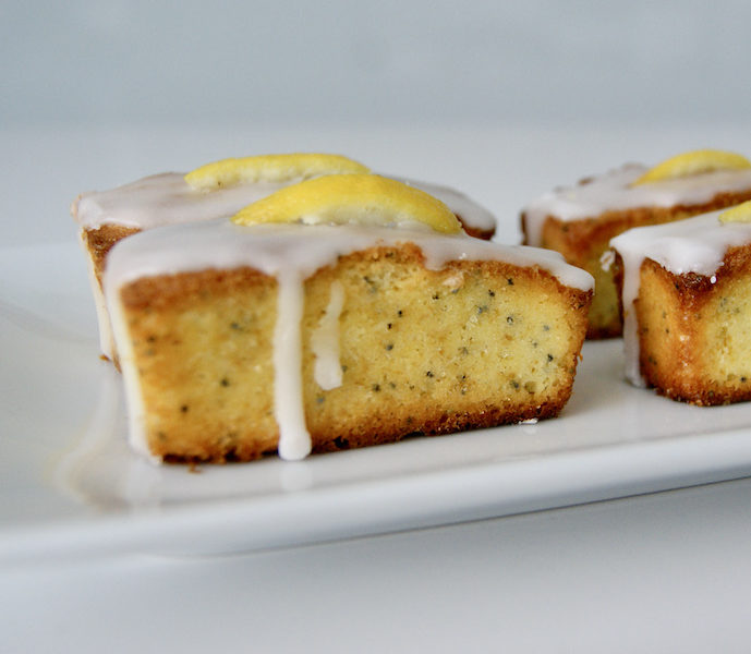 Mini-cakes glacés au citron et graines de pavot