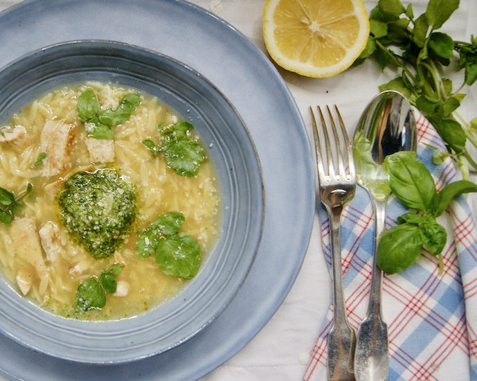 Bouillon de poulet citronné au pesto de basilic