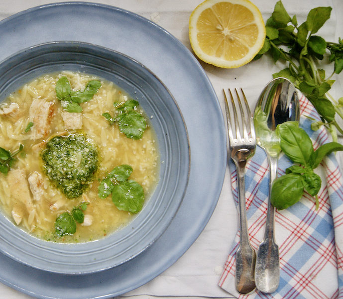 Bouillon de poulet citronné au pesto de basilic
