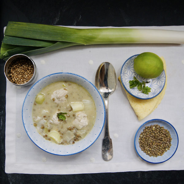 Soupe-repas de lait de coco, lentilles et boulettes de dinde