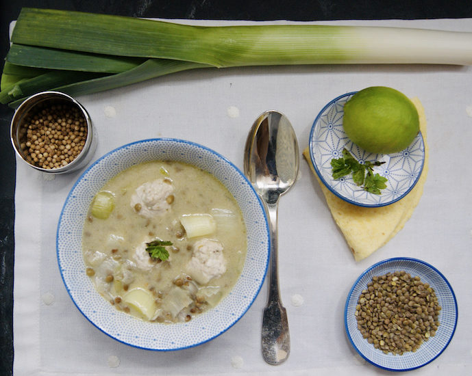 Soupe-repas de lait de coco, lentilles et boulettes de dinde