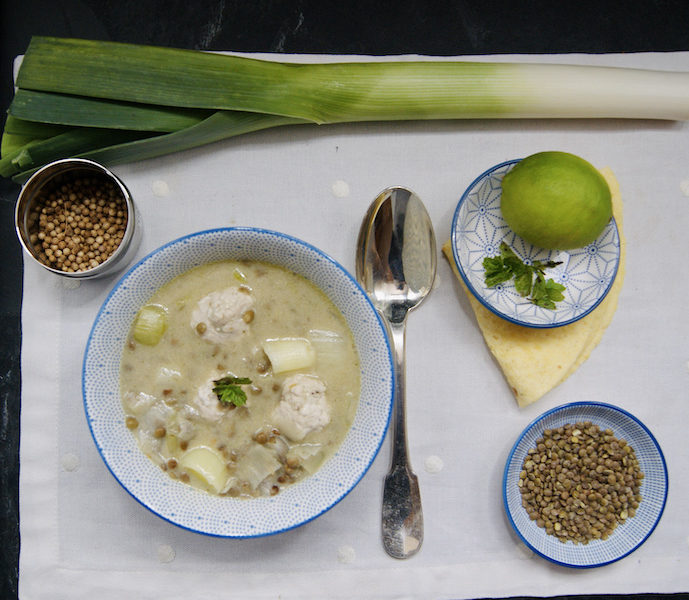 Soupe-repas de lait de coco, lentilles et boulettes de dinde