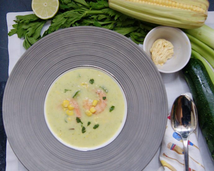 Soupe-repas crémeuse de maïs et courgette aux scampis