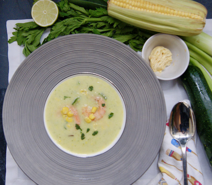 Soupe-repas crémeuse de maïs et courgette aux scampis