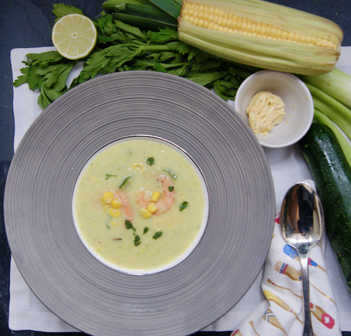 Soupe-repas crémeuse de maïs et courgette aux scampis
