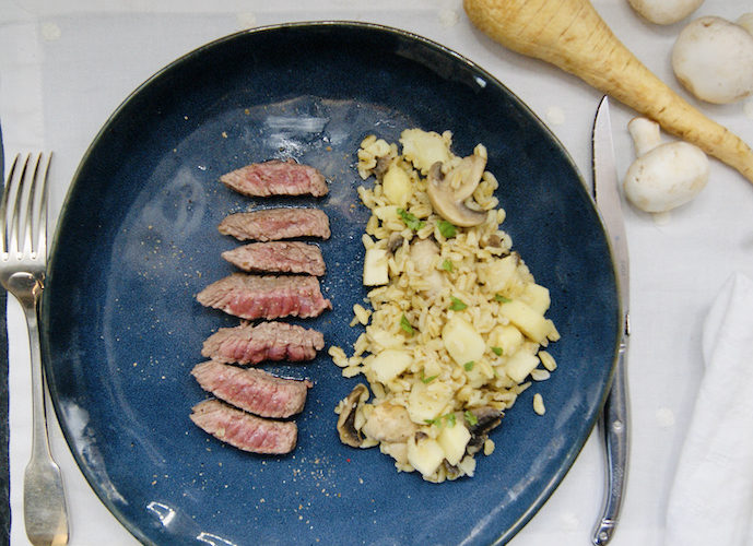 Filet de steak, mélange de graines aux panais et champignons