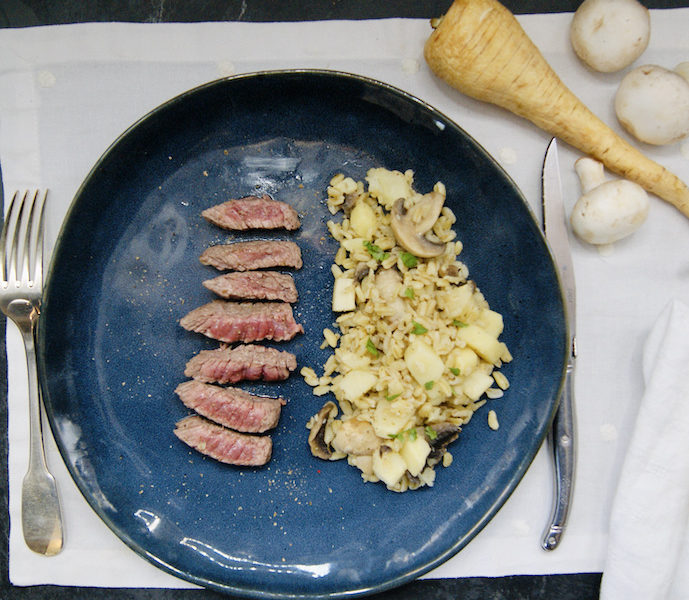 Filet de steak, mélange de graines aux panais et champignons