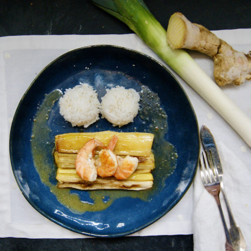 Crevettes sautées, lit de poireaux, sauce au gingembre