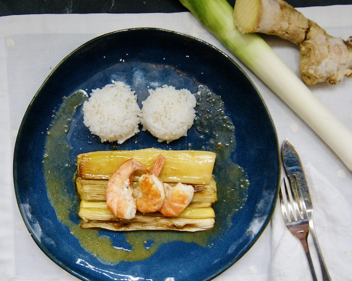 Crevettes sautées, lit de poireaux, sauce au gingembre
