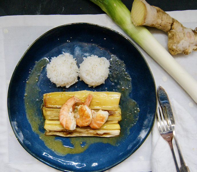 Crevettes sautées, lit de poireaux, sauce au gingembre