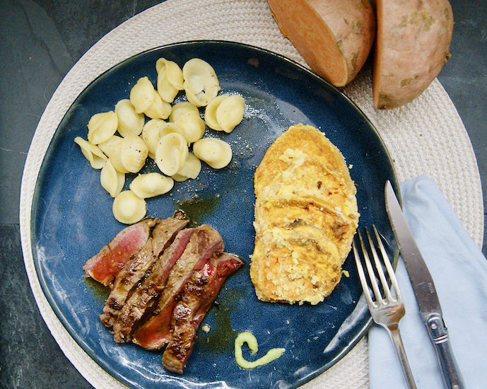 Steak et rondelles de patates douces, sauce au miel et wasabi
