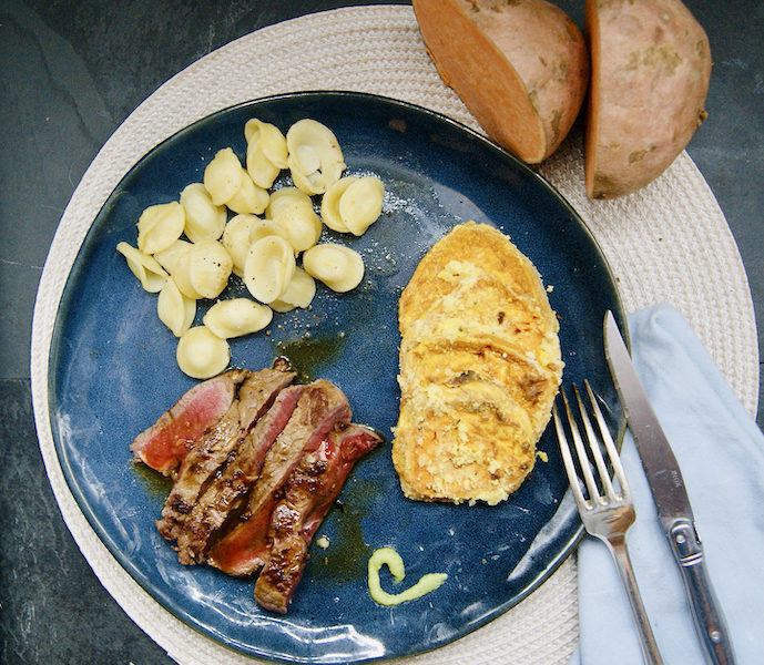 Steak et rondelles de patates douces, sauce au miel et wasabi