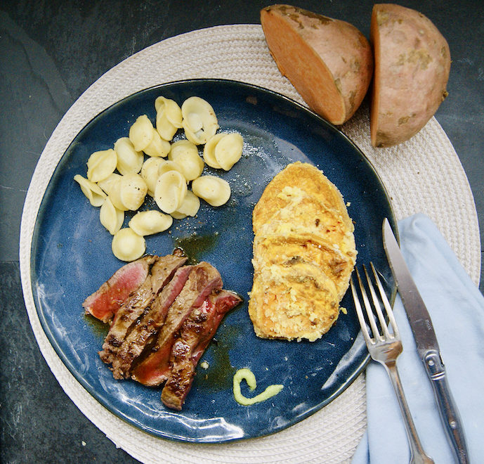 Steak et rondelles de patates douces, sauce au miel et wasabi