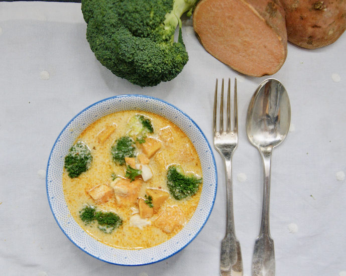Curry de poulet, patates douces et brocoli