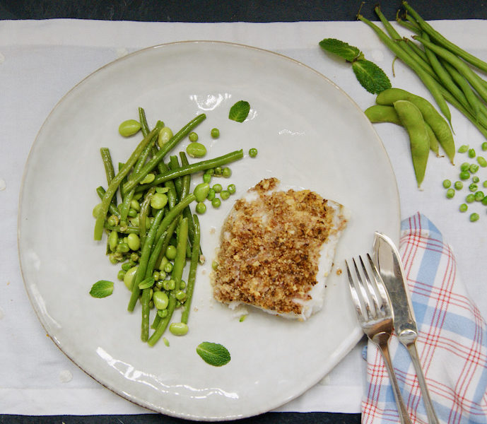 Pavés de la mer en croûte dorée, salade verte aux haricots et petits pois