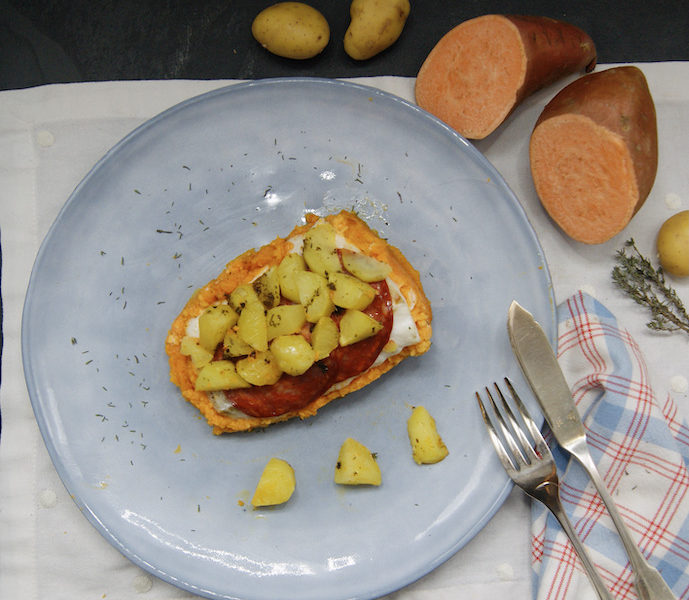 Poisson en écailles de pommes de terre, patates douces et chorizo