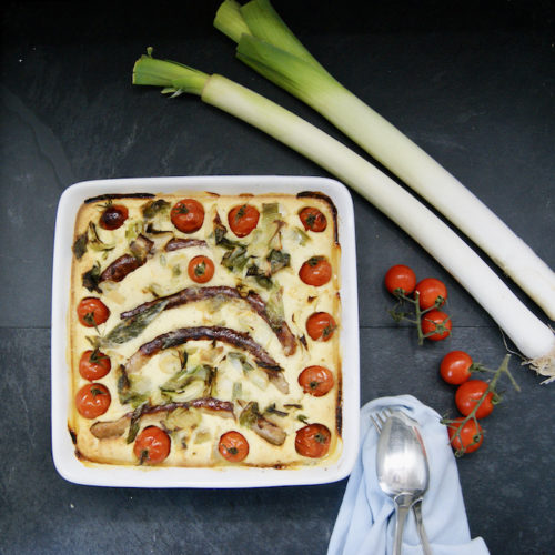 Pouding aux saucisses, poireaux et tomates cerise