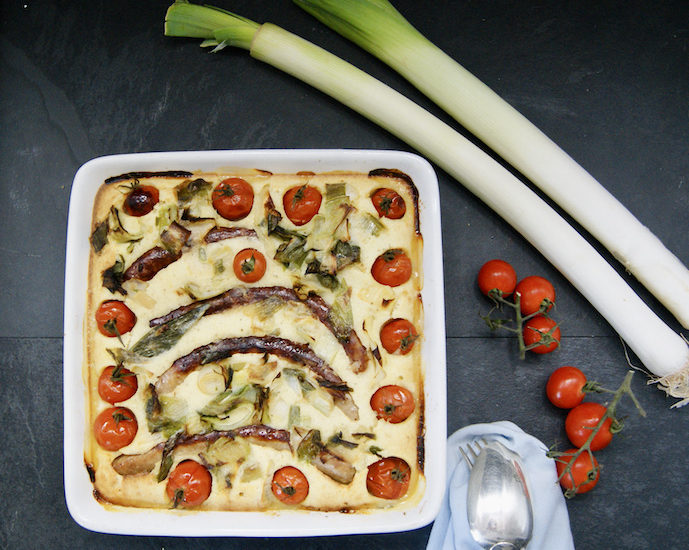 Pouding aux saucisses, poireaux et tomates cerise