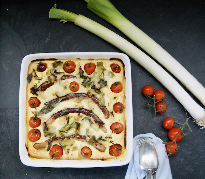 Pouding aux saucisses, poireaux et tomates cerise