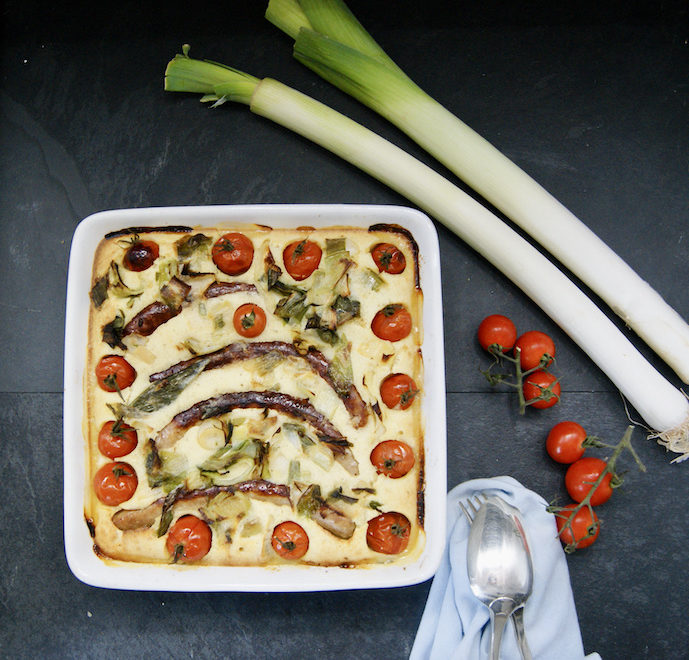 Pouding aux saucisses, poireaux et tomates cerise
