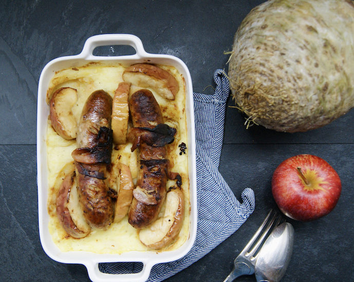 Saucisses aux lards, pommes et purée de céleri-rave