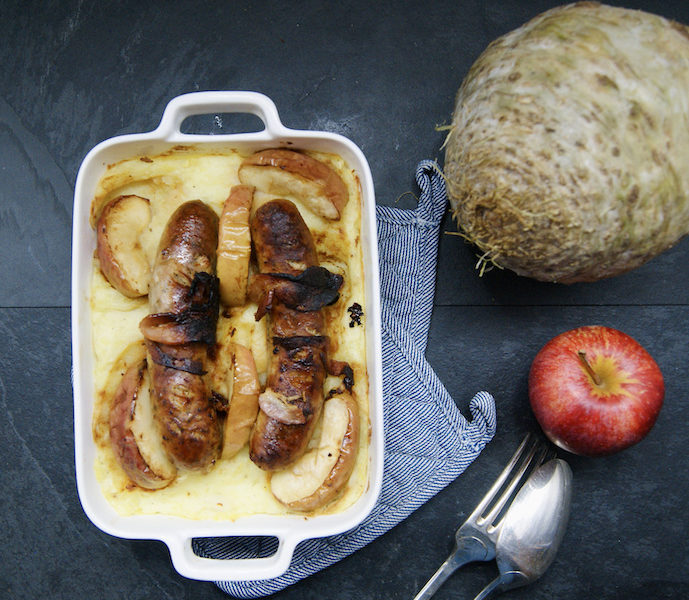 Saucisses aux lards, pommes et purée de céleri-rave