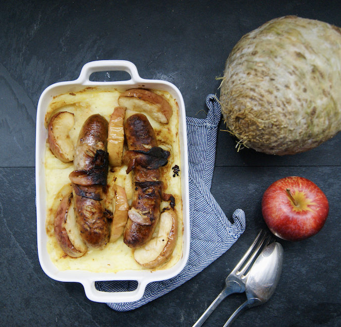 Saucisses aux lards, pommes et purée de céleri-rave