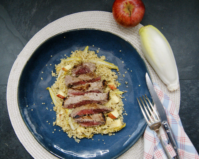 Salade de quinoa aux endives, pomme et bifteck
