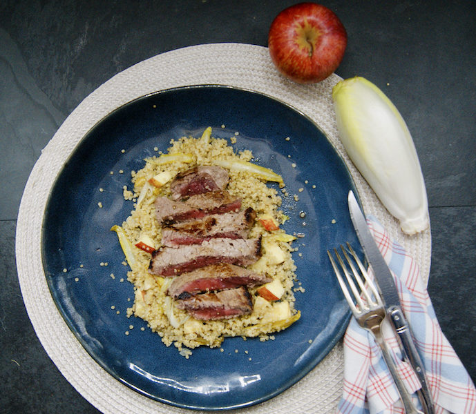 Salade de quinoa aux endives, pomme et bifteck