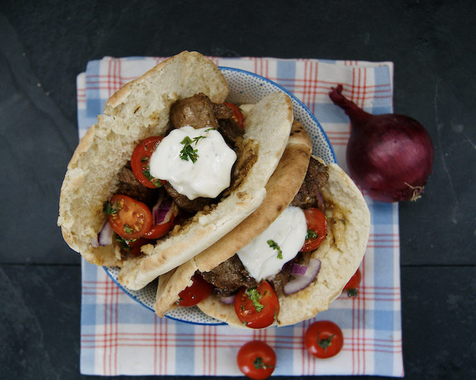 Pita gyros, salade de tomates et yaourt