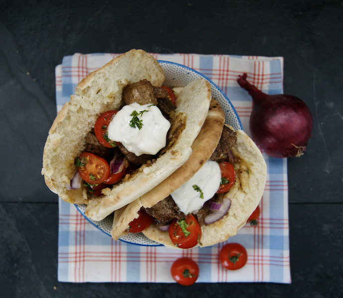 Pita gyros, salade de tomates et yaourt