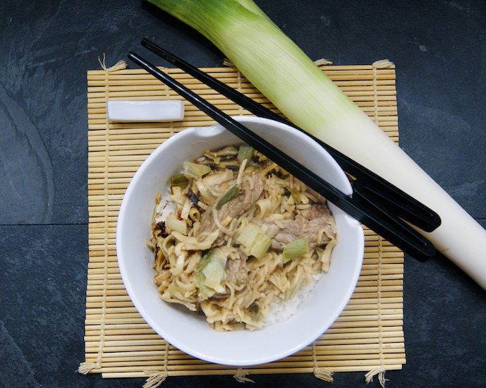 Nouilles, riz, boeuf et poireaux au soja