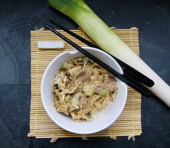 Nouilles, riz, boeuf et poireaux au soja